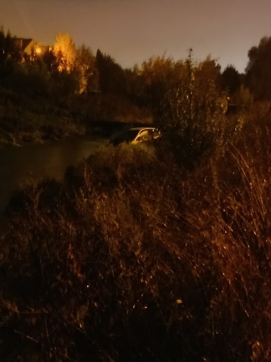 Ночью в Твери легковушка вылетела в ручей