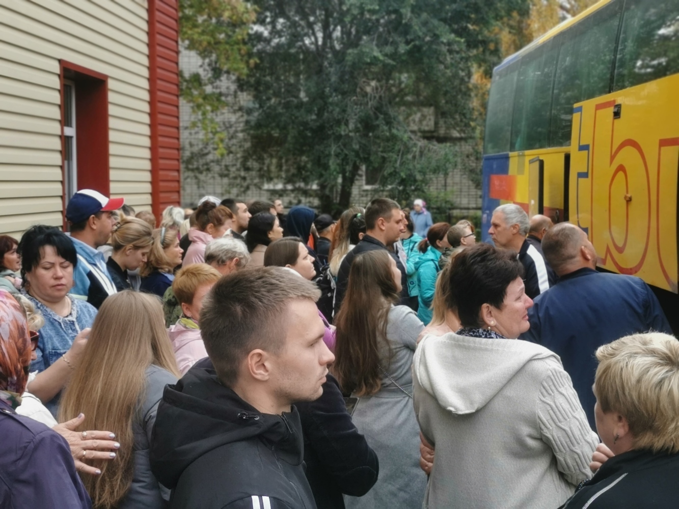 «Гордимся теми, кто не бегал от военкомата и повестки»: как в Барнауле отправляют мобилизованных. Фото плачущих женщин и суровых мужчин