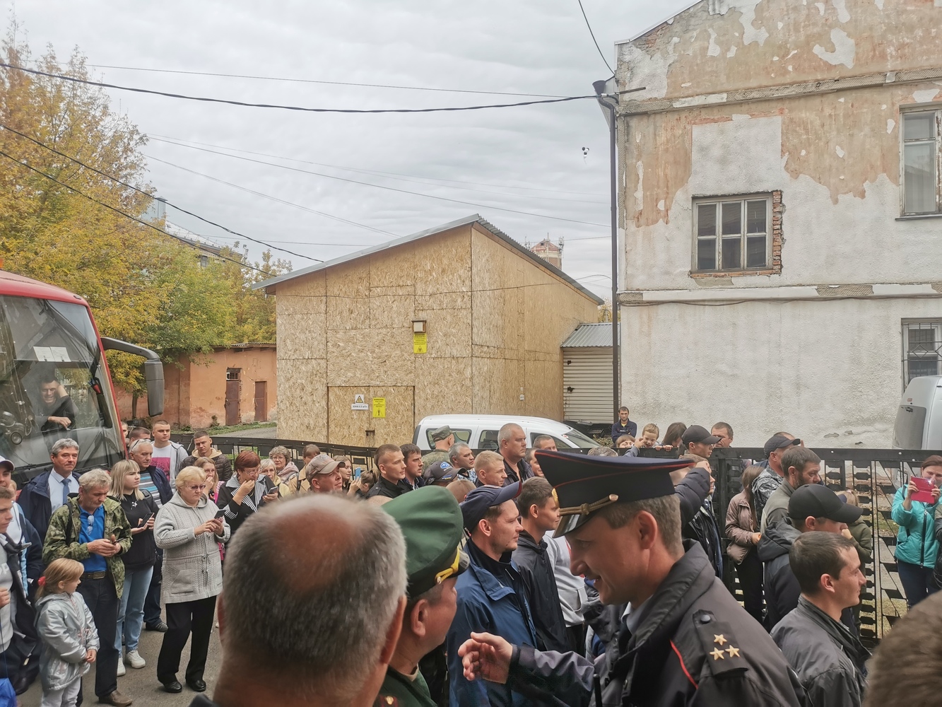 «Гордимся теми, кто не бегал от военкомата и повестки»: как в Барнауле отправляют мобилизованных. Фото плачущих женщин и суровых мужчин