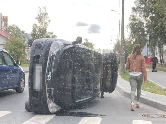 Автомобиль опрокинулся в результате ДТП в Пскове