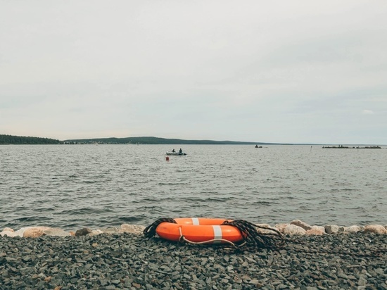 Спасатели нашли тела трех петербургских туристов с перевернувшегося на Онежском озере катера