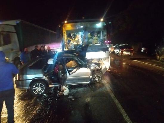 Под Ростовом мужчина на легковушке погиб в аварии с автобусом