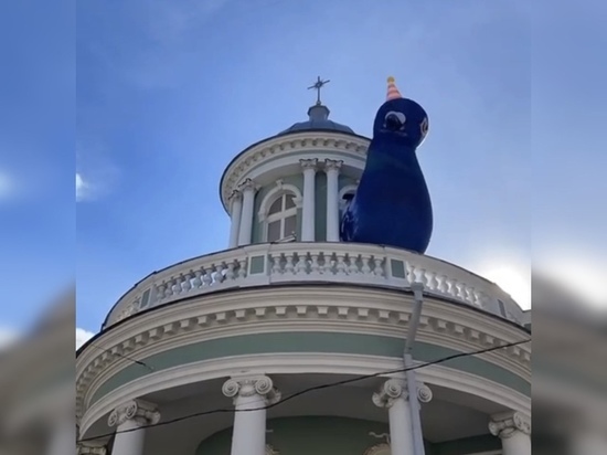 Огромный надувной голубь вознесся над колокольней лютеранской церкви Анненкирхе в Петербурге