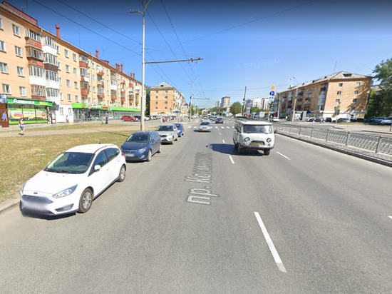 Водитель Lada при обгоне врезался в дерево в Екатеринбурге