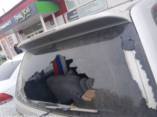В Новосибирске вандалы бьют стекла и грабят автомобили жителей ОбьГЭСа