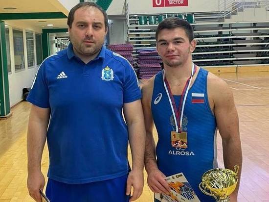 Спортсмены из ЯНАО взяли золото и бронзу на всероссийском турнире по греко-римской борьбе