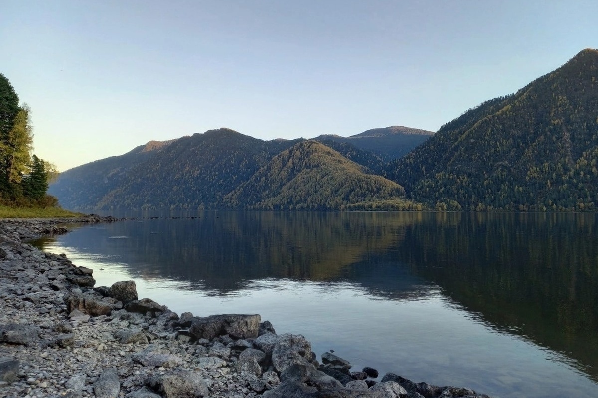 Красивое озеро Алтая в конце октября