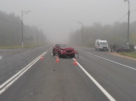 На трассе М-10 в Тверской области виновник ДТП пострадал в столкновении «ВАЗа» и Renault