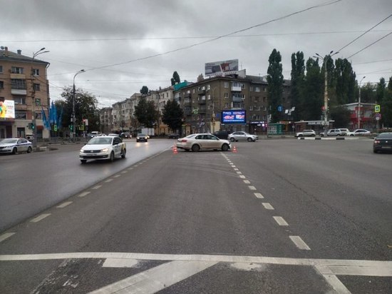 В столкновении двух легковушек на улице Плехановской в Воронеже пострадала 6-летняя девочка