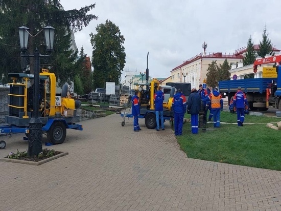 На улице Рахманинова в Тамбове устраняют повреждение на канализационном коллекторе