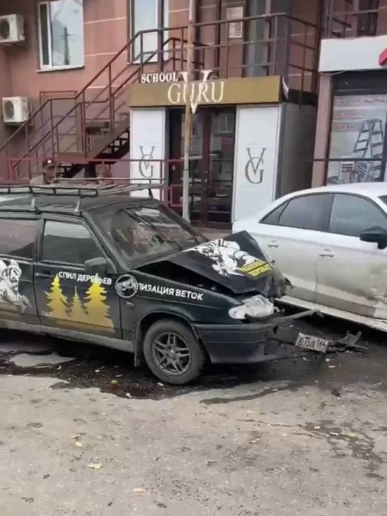 В Пензе легковушка влетела на парковку и смяла три авто