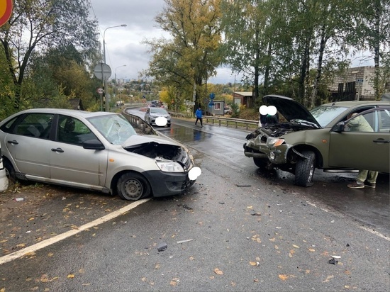 На трассе М-9 Тверской области столкнулись четыре машины, есть пострадавшие