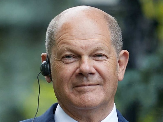 Bloomberg: Шольц добился в ОАЭ контракта на один танкер с СПГ