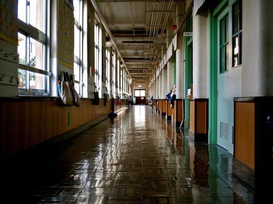 В Красноярске первоклассники ежедневно стоят в очереди на входе в школу