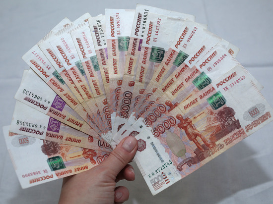 Россияне спасают наличные деньги; спрос вырос до максимума с марта