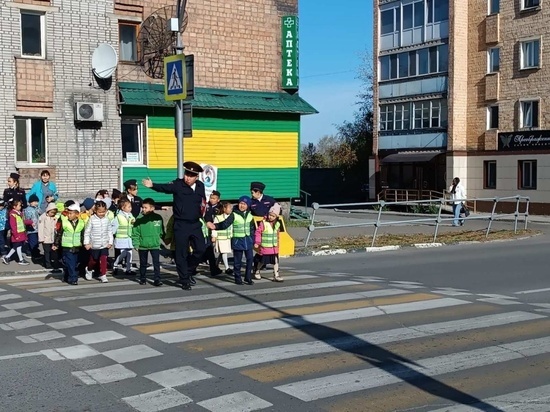 Для школьников Тувы полицейские  провели акцию «Шагающий автобус»