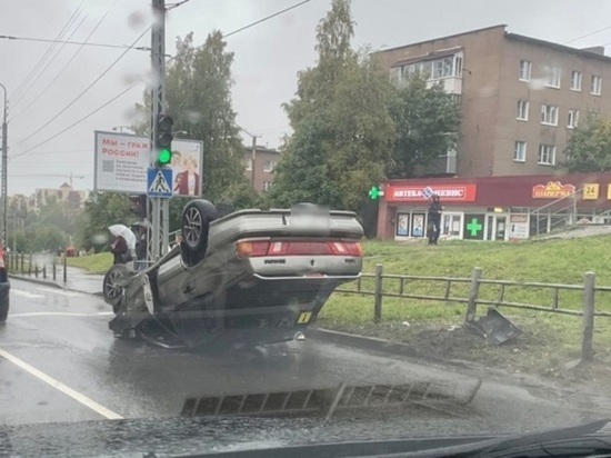 После неудачного маневра автомобиль опрокинулся перед пешеходным переходом в Петрозаводске