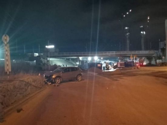 Кроссовер Nissan влетел в бетонный блок на Ипподромской в Новосибирске