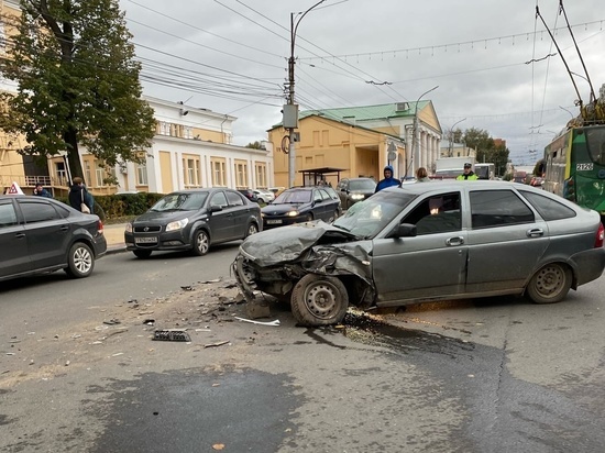 На улице Свободы в Рязани произошла серьёзная авария с участием Lada и BMW