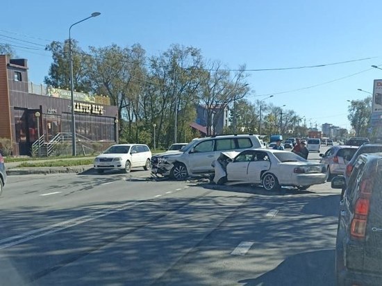 Автомобили Toyota Land Cruiser и Toyota Chaser столкнулись в Южно-Сахалинске