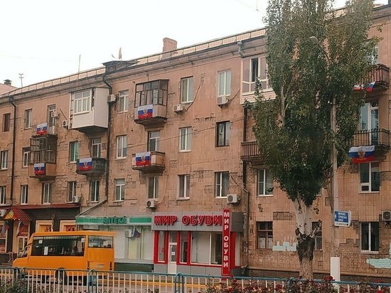 На домах жителей ДНР и ЛНР появились российские флаги: ФОТОФАКТ
