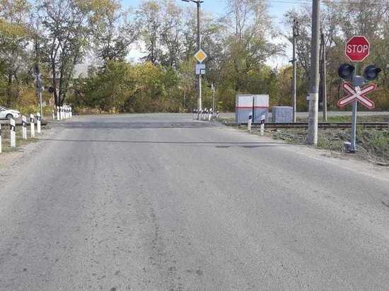 Челябинске школьники вырвали из земли столбики железнодорожного ограждения