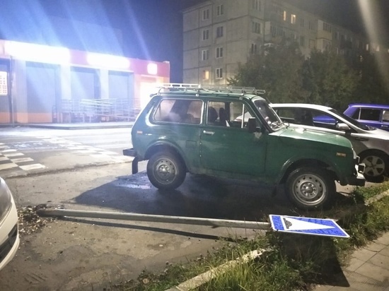 На автомобильной парковке в Тверской области несколько дней лежит дорожный знак