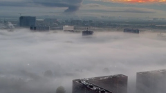 Густой туман накрыл утром столицу: видео