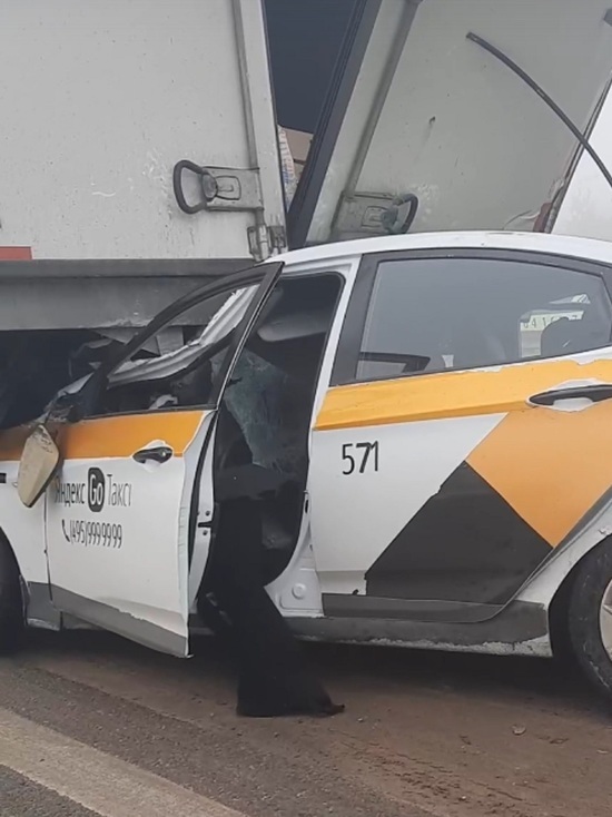 Появилось видео с места ДТП в Тверской области, где такси оказалось под автофургоном