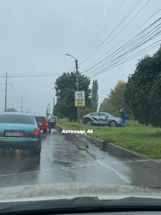 В жестком ДТП возле авторынка Курска пострадала 49-летняя пассажирка