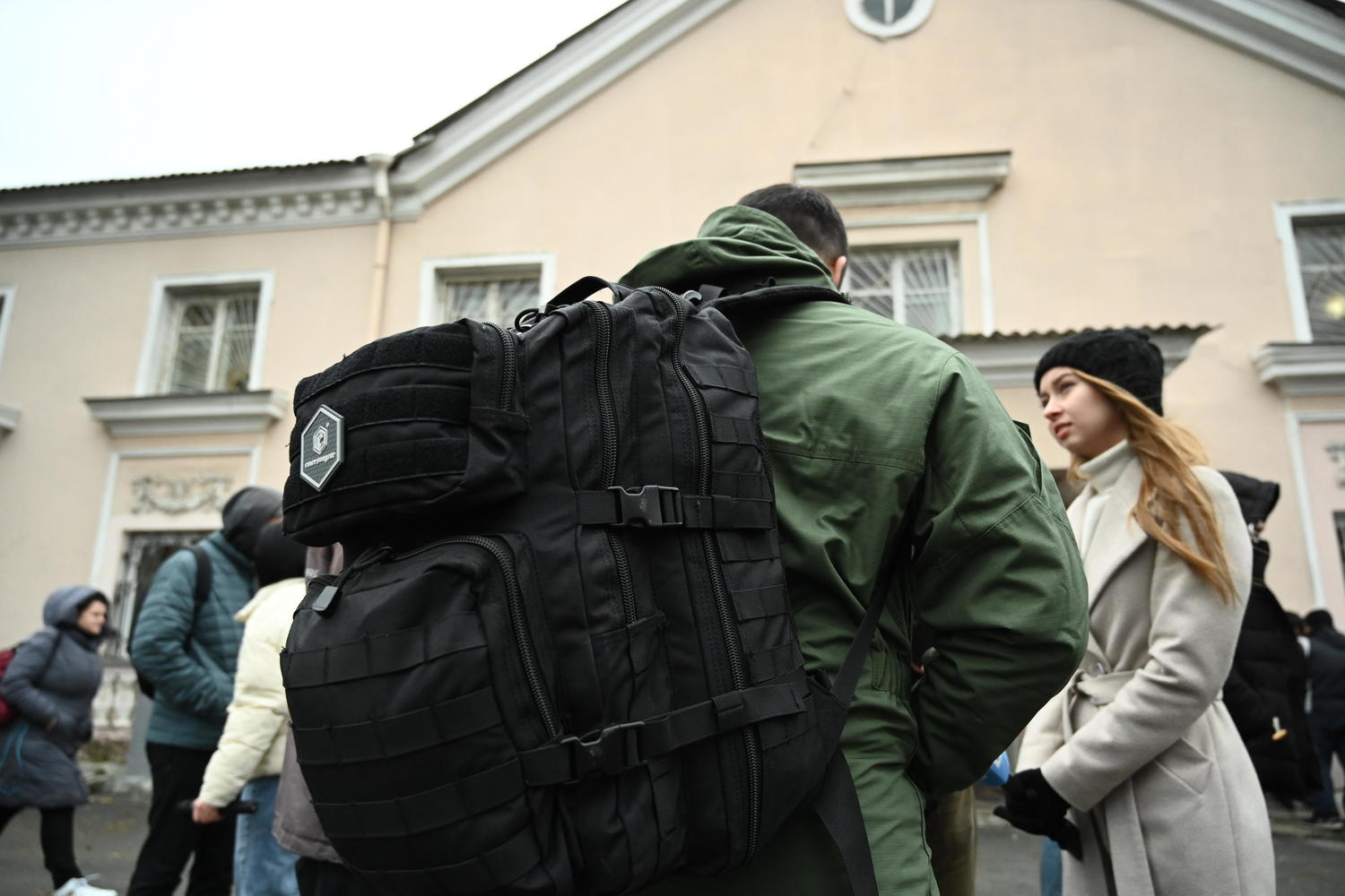 Слезы и объятия: как провожают мобилизованных в Челябинске