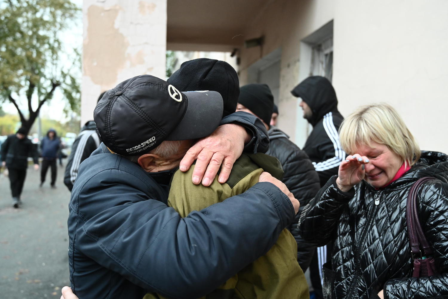 Слезы и объятия: как провожают мобилизованных в Челябинске