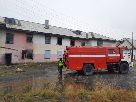 В Никеле девять спасателей сорвались на тушение загоревшегося в «заброшке» мусора