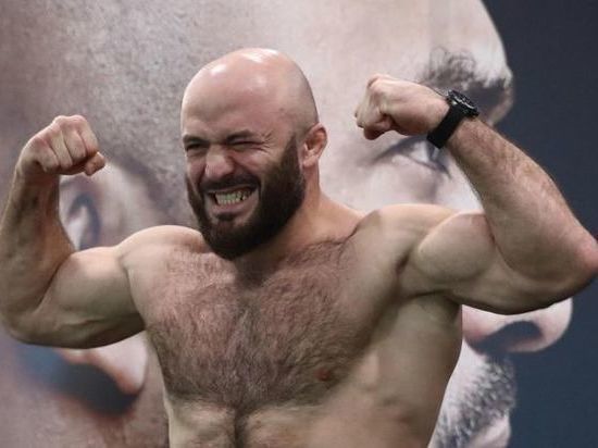 Бойцы ММА Магомед Исмаилов и Майк Перри подрались на пресс-конференции