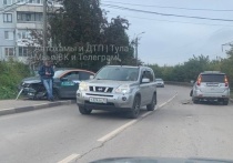 Сегодня, днём 26 сентября, на улице Бондаренко города Тулы произошло дорожно-транспортное происшествие с участием легкового автомобиля "Volkswagen Polo" и китайского внедорожника "Great Wall Hover"