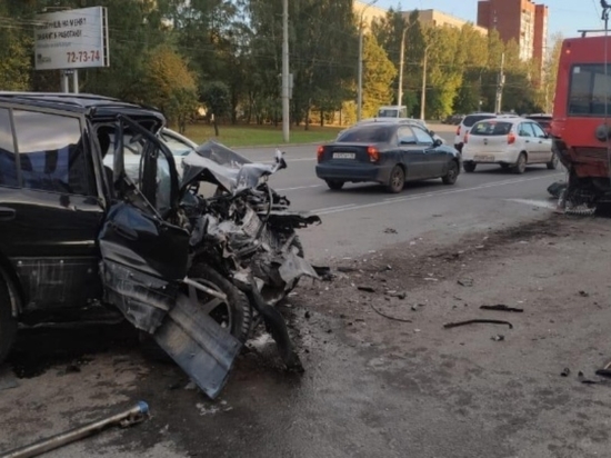 В Ижевске 27 сентября столкнулись троллейбус и легковой автомобиль