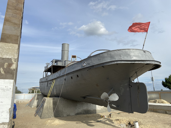В Волгограде с парохода «Гаситель» удалили 8 тонн старой краски