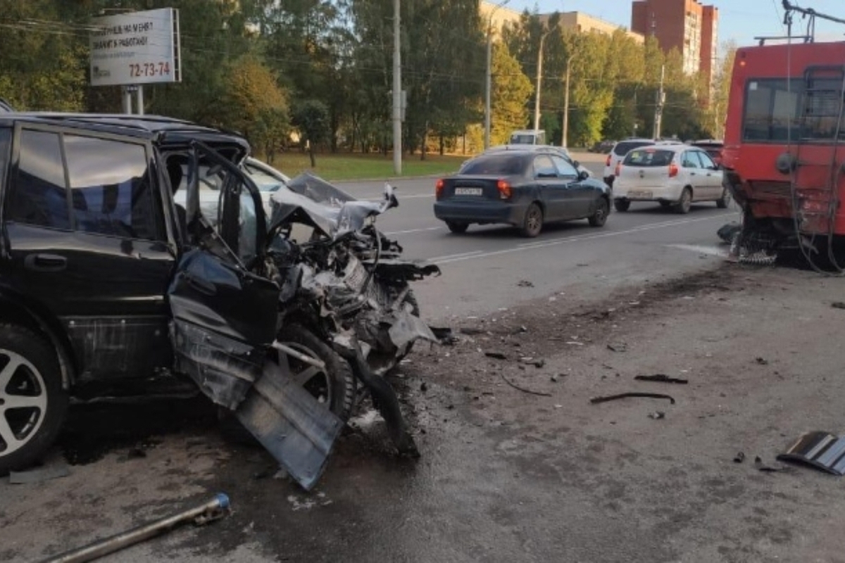 В Ижевске 27 сентября столкнулись троллейбус и легковой автомобиль - МК  Ижевск