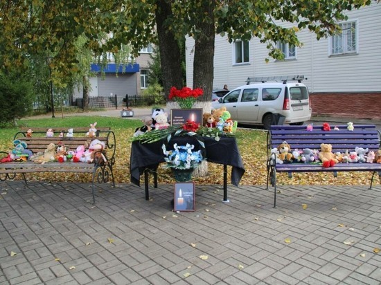 В татарстанских городах появляются все новые временные мемориалы, посвященные жертвам трагедии в школе №88 в Ижевске.