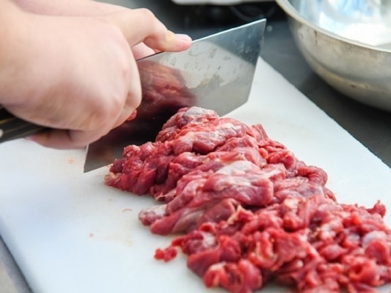 Чешские ученые рассказали, что мыть сырое мясо опасно для здоровья