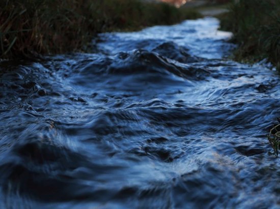Мини “водопад” образовался на одной из кемеровских улиц