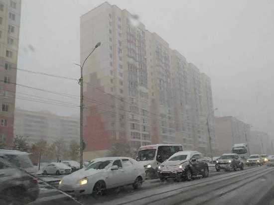 Снегопад сковал движение на дорогах Новосибирска