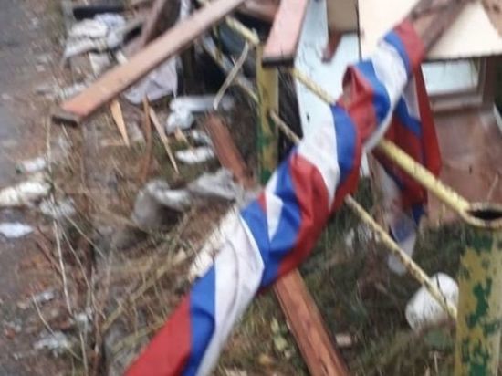 Российский триколор нашли в мусорном контейнере в Новосибирске