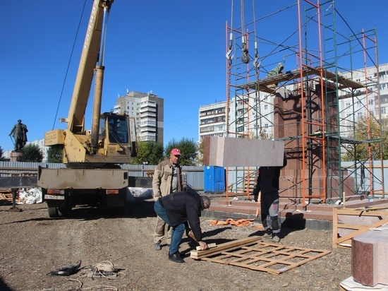 В сквере на Копылова в Красноярске начали устанавливать 14-метровую стелу