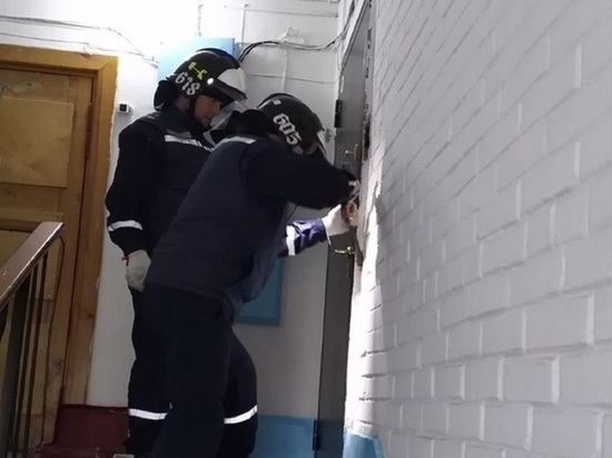 В Челябинской области спасли пенсионерку, которой стало плохо в запертой квартире