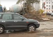 На ул. Социалистической в Бийске на перекрестке образовалась глубокая яма, при проезде которой колеса автомобилей проваливаются в песок