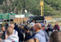 Участники пробки на российско-грузинской границе в Северной Осетии сообщили, что утром 28 сентября к КПП "Верхний Ларс" прибыл черный микроавтобус с надписью "Военный комиссариат"