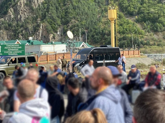 На КПП "Верхний Ларс" прибыл черный микроавтобус "Военный комиссариат"