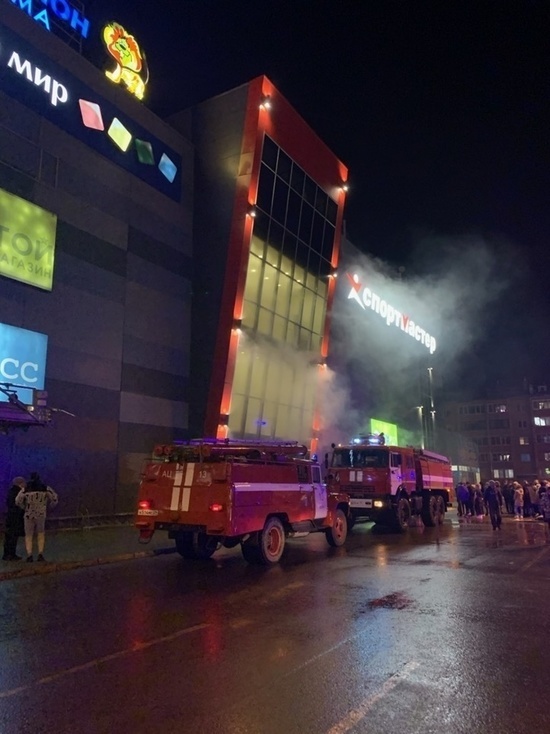 В крупнейшем торговом центре Архангельска произошел пожар