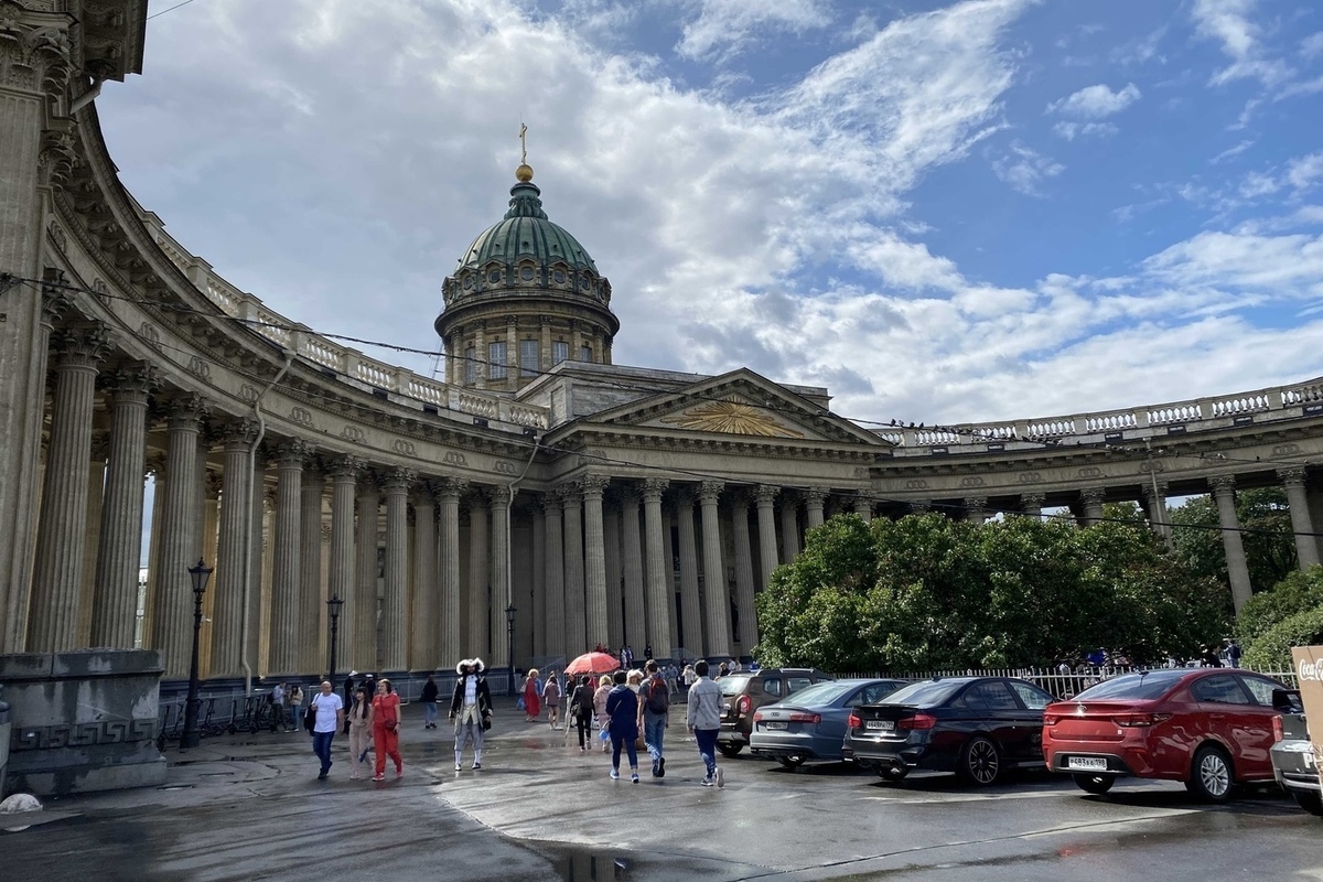 Спб 3 дня. Казанский собор в Санкт-Петербурге. Петербург Казанский собор канал. Парковка возле Казанского собора в Санкт Петербурге. Фото Казанского собора в Санкт-Петербурге с Фонтанкой.